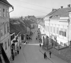 Románia,Erdély, Nagyszeben, kilátás a Hazugok hídjától., 1961, Gyöngyi, cégtábla, korlát, utcakép, életkép, lépcső, Fortepan #8763