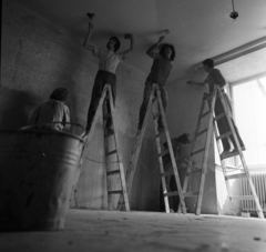 Hungary, Fót, Gyermekváros., 1972, Urbán Tamás, ladder, bucket, decorating, radiator, Fortepan #87638