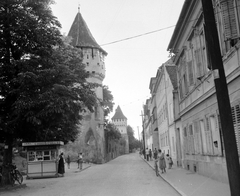 Románia,Erdély, Nagyszeben, Strada Cetăţii, előtérben az Asztalos torony, háttérben a Fazekas torony., 1961, Gyöngyi, utcakép, életkép, pavilon, Fortepan #8764