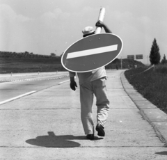 Hungary, Budaörs, M7 autópálya az M1-M7-es autópálya közös szakasza felé nézve., 1972, Urbán Tamás, road signs, worker, road construction, highway, carrying on the shoulder, Fortepan #87661