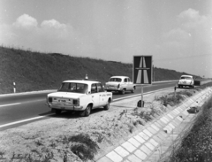 Hungary, Budaörs, az M1-M7-es autópálya közös szakasza Budapest irányába nézve., 1972, Urbán Tamás, road signs, M21 Wolga, number plate, highway, vehicle breakdown, Fortepan #87662