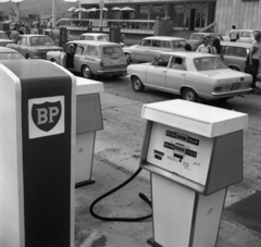 Hungary, Budaörs, benzinkút az M1-M7-es autópálya kivezető szakasza mellett., 1972, Urbán Tamás, Volkswagen-brand, gas station, automobile, number plate, BP-brand, Fortepan #87665