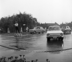 Hungary,Lake Balaton, Siófok, Fő utca a Sió hídnál lévő kereszteződésnél. A Skoda S100-as a hídról a Balaton felé, a Mártírok útjára fordul., 1972, Urbán Tamás, Trabant-brand, Skoda-brand, cop, number plate, pulpit for police officers, directing traffic, Fortepan #87668