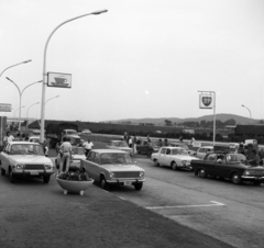 Hungary, Budaörs, benzinkút az M1-M7-es autópálya kivezető szakasza mellett., 1972, Urbán Tamás, commercial vehicle, Fiat-brand, Lada-brand, Moskvitch-brand, Wartburg-brand, gas station, automobile, number plate, Fortepan #87669