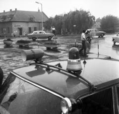 Hungary,Lake Balaton, Siófok, Fő utca a Sió hídnál lévő kereszteződésnél. Szemben a Sió utca elején a Beszédes József múzeum., 1972, Urbán Tamás, cop, police vehicle, pulpit for police officers, directing traffic, vehicular beacon, Fortepan #87671