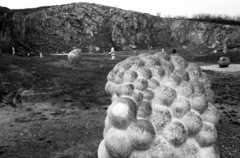 Hungary, Nagyharsány, szoborpark a kőfejtőben, Bocz Gyula szobrászművész alkotása a Csillagok (1973-1974). 1997-ben került Pécsre a Móra Ferenc utca 72. szám alatti Hauni Hungaria Gépgyártó (korábban Sopiana Gépgyár) elé., 1975, Urbán Tamás, Villány artists' colony, Fortepan #87673