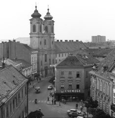 Hungary, Székesfehérvár, Városház (Szabadság) tér, jobbra a Püspöki palota. Szemben a Fő (Március 15.) utcában a Nepomuki Szent János-templom és rendház, 1972, Urbán Tamás, church, street view, Baroque-style, Catholic Church, Csemege enterprise, Paul Hatzinger-design, Fortepan #87679