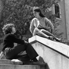 Hungary, Székesfehérvár, Hősök tere, a felvétel a Szent István-székesegyház előtt készült., 1972, Urbán Tamás, sitting on stairs, youth, courting, Fortepan #87682