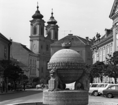 Hungary, Székesfehérvár, Városház (Szabadság) tér, Országalma (Ohmann Béla, 1943.), jobbra a Püspöki palota, szemben a Nepomuki Szent János-templom., 1972, Urbán Tamás, church, sculpture, lion, Baroque-style, Catholic Church, globus cruciger, Béla Ohmann-design, Paul Hatzinger-design, Fortepan #87687