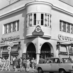 Hungary, Székesfehérvár, Koronázó (Szabadság) tér - Kossuth utca sarok., 1972, Urbán Tamás, street view, road sign, Centrum Department Store, department store, crosswalk, Fortepan #87693