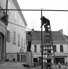 Hungary, Székesfehérvár, Hősök tere a Kossuth utca felé nézve., 1972, Urbán Tamás, ladder, assembly, antiquarian bookstore, Fortepan #87697