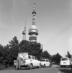 Hungary, Pécs, TV adótorony a Misina tetőn. Az előtérben középen az Autóklub segélykocsija., 1972, Urbán Tamás, Czechoslovak brand, Skoda-brand, TV tower, automobile, number plate, country code sign, István Vízvárdy-design, Gusztáv Söpkéz-design, József Thoma-design, Fortepan #87704