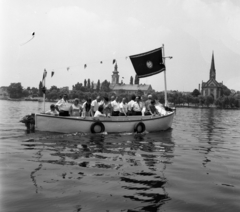 Hungary, Ráckeve, Ráckevei (Soroksári)-Duna, Honvédelmi nap. Háttérben a Keresztelő Szent János-templom és a Ráckevei Református Egyházközség temploma., 1972, Urbán Tamás, flag, motorboat, Fortepan #87706