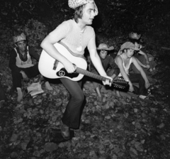 Hungary, Salgóbánya, KISZ-tábor, Dinnyés József daltulajdonos., 1972, Urbán Tamás, hat, musical instrument, guitar, peace, Fortepan #87711