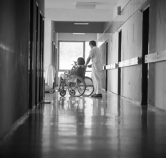 Hungary, Vác, Szőnyi Tibor (később Jávorszky Ödön) Kórház, Szülészeti és Nőgyógyászati osztály., 1972, Urbán Tamás, medical institution, wheelchair, Budapest, Fortepan #87720