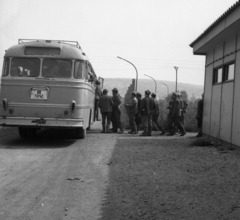 Hungary, Halimba, bauxitbánya, műszakváltás., 1972, Urbán Tamás, bus, Hungarian brand, Ikarus-brand, number plate, miner, Fortepan #87723