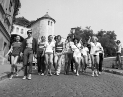 Hungary, Veszprém, Vár (Tolbuhin) utca, háttérben a Hősök Kapuja. A bakonyoszlopi KISZ olimpiai tábor résztvevőinek egy csoportja., 1972, Urbán Tamás, cobblestones, sport jersey, handball, six pack, Fortepan #87726