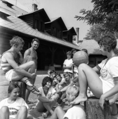 Hungary, Bakonyoszlop, KISZ olimpiai tábor., 1972, Urbán Tamás, ball, handball, engineering camp, Fortepan #87727