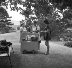 Hungary, Margit Islands, Budapest, 1972, Urbán Tamás, pretzel, pretzel vendor, Fortepan #87756