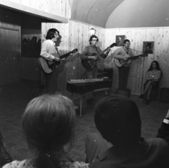 Hungary, Budapest VII., Nyár utca 6., az Ezermester és Úttörő Bolt Vállalat ifjúsági klubja., 1972, Urbán Tamás, musical instrument, musician, guitar, Budapest, Fortepan #87775