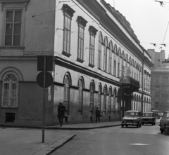 Hungary, Budapest V., Károlyi (Károlyi Mihály) utca a Ferenczy István utca torkolatánál. Szemben a Károlyi-palota, Petőfi Irodalmi Múzeum., 1972, Urbán Tamás, Budapest, Fortepan #87776