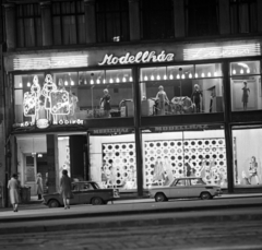 Hungary, Budapest V., Ferenciek tere (Felszabadulás tér) 11., 1972, Urbán Tamás, Show window, neon sign, neon sign, Budapest, mannequin, Fortepan #87781