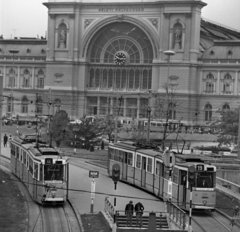 Hungary, Budapest VIII., Baross tér, Keleti pályaudvar., 1972, Urbán Tamás, tram, train station, eclectic architecture, Budapest, UFO lamp, Gyula Rochlitz-design, public transport line number, Fortepan #87793