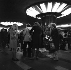 Hungary, Budapest VIII.,Budapest V.,Budapest VII., Astoria aluljáró., 1972, Urbán Tamás, Budapest, seller, women, high-top shoes, neon lights, corn, Fortepan #87813