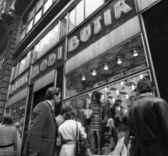 Hungary, Budapest V., Kígyó utca, üzletsor a Klotild palota oldalában., 1972, Urbán Tamás, Show window, neon sign, neon sign, Budapest, mannequin, Fortepan #87859