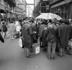 Hungary, Budapest V., Váci utca a Kristóf tér felől a Régi posta utca felé nézve. Sorsjegyárus., 1972, Urbán Tamás, neon sign, Budapest, standing in line, sunshades, lottery ticket, Fortepan #87874