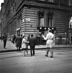 Hungary, Budapest VIII., Baross tér, jobbra a Festetics György utca., 1972, Urbán Tamás, Budapest, street name sign, trash can, buffet, neon sign, Fortepan #87880