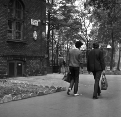 Hungary, Budapest XIII., Váci út 21., háttérben a Lőportár utca. Bolyai János Híradástechnikai Szakközépiskola Híradásipari Ágazat (később Budapesti Műszaki Szakképzési Centrum Bolyai János Műszaki Szakközépiskolája és Kollégiuma.), 1972, Urbán Tamás, Budapest, street name sign, enamel sign, crest, Fortepan #87891