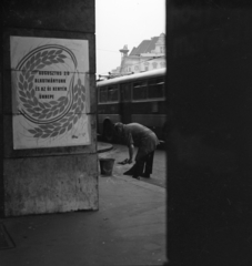 Hungary, Budapest VII., Rákóczi út, a Szabadság Szálloda árkádja, háttérben a Baross tér., 1972, Urbán Tamás, label, Budapest, poster, cleaning, sweeper, Fortepan #87898