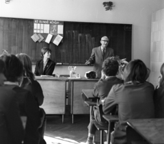 Hungary, szemben jobbra Szombathy Viktor író, újságíró, műfordító, könyvtáros, lapszerkesztő., 1972, Urbán Tamás, tile stove, school desk, classroom, blackboard, Fortepan #87901