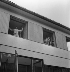 Hungary, Felsőtárkány, Hámán Kató KISZ tábor, ma hotel., 1972, Urbán Tamás, nightgown, leaning out of the window, Fortepan #87910