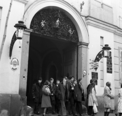 Hungary, Eger, Kossuth Lajos utca 9. Megyeháza (ekkor Megyei Tanács). A megyei Diákparlament résztvevői, a Dobó István Gimnázium küldöttei., 1972, Urbán Tamás, Kádár-crest, gateway, enamel sign, forged steel door, Fortepan #87913