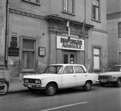 Hungary, Eger, Széchenyi István (Széchenyi) utca - Dr. Sándor Imre utca sarok., 1972, Urbán Tamás, Polski Fiat-brand, Wartburg-brand, store, automobile, sign painter, Fortepan #87914