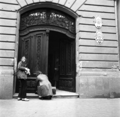 Hungary, Eger, Széchenyi István (Széchenyi) utca 19. Dobó István Gimnázium., 1972, Urbán Tamás, gateway, enamel sign, forged steel door, Fortepan #87919