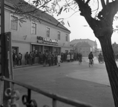 Hungary, Esztergom, Rákóczi tér a Széchenyi tér felé nézve. Balra a Petőfi mozi., 1972, Urbán Tamás, movie theater, standing in line, bicycle, Fortepan #87937