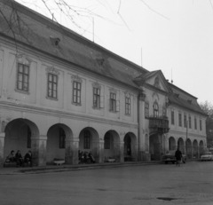 Hungary, Esztergom, Széchenyi tér, a Városi Tanács székháza, ma Polgármesteri Hivatal., 1972, Urbán Tamás, archway, Fortepan #87939