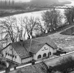 Hungary, Tokaj, Bajcsy-Zsilinszky Endre út, Tiszavirág Halászcsárda. Háttérben a vasúti híd., 1972, Urbán Tamás, Fortepan #87943