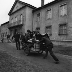 Hungary, Dunavecse, Tanulási Központ., 1972, Urbán Tamás, handbarrow, fun, Fortepan #87970