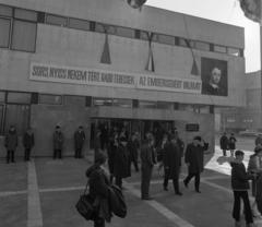 Magyarország, Kiskőrös, Petőfi Sándor tér, Petőfi Sándor Művelődési Központ. Középen Losonczi Pál és Ortutay Gyula., 1973, Urbán Tamás, felirat, Fortepan #87974