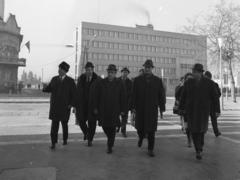 Magyarország, Kiskőrös, Petőfi Sándor tér, bal szélen Ortutay Gyula, jobbról a második Losonczi Pál. Háttérben a Járási Hivatal., 1973, Urbán Tamás, híres ember, politika, férfi, Fortepan #87975