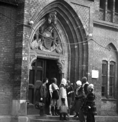 Magyarország, Budapest I., Toldy Ferenc utca 9., a Toldy Ferenc Gimnázium bejárata., 1973, Urbán Tamás, iskola, kapu, gimnázium, címer, bélletes kapuzat, Budapest, nemzeti jelkép, csúcsív, Fortepan #87983