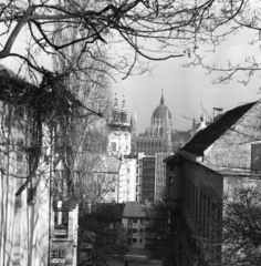 Magyarország, Budapest I., Ilona lépcső a Franklin utca felé nézve. Szemben a Parlament, balra a Szent Anna-templom tornyai., 1973, Urbán Tamás, országház, Budapest, Fortepan #87984