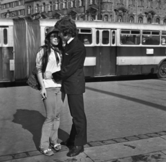 Hungary, Budapest VIII., Blaha Lujza tér., 1973, Urbán Tamás, bus, Hungarian brand, Ikarus-brand, Budapest, clogs, cigarette, dress, shades, hat, suit, shoulder bag, Fortepan #88002