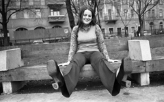 Hungary, Budapest VII., Klauzál tér a Dob utca felé nézve., 1973, Urbán Tamás, fashion, bench, boots, flared trousers, Budapest, wide sitting, stretched legs, Fortepan #88049