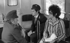 Hungary, Budapest, Gyermekvasút (Úttörővasút). Bedecs Éva a Magyar Ifjúság című folyóirat újságírója., 1973, Urbán Tamás, glasses, woman, coach, railroader, Children's railway, Fortepan #88064