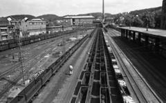 Hungary, Komló, Kossuth-bánya (Altáró), kisvasúti átrakó, háttérben a a Mecsek Bányaipari Tröszt épülete., 1973, Urbán Tamás, chimney, railway cart, narrow-gauge railway, catenary wire, coal mine, Fortepan #88082